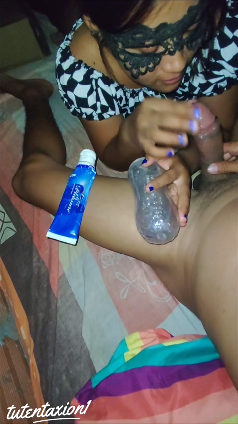 Ma demi-sœur suce ma bite et veut me vider avec sa chatte artificielle